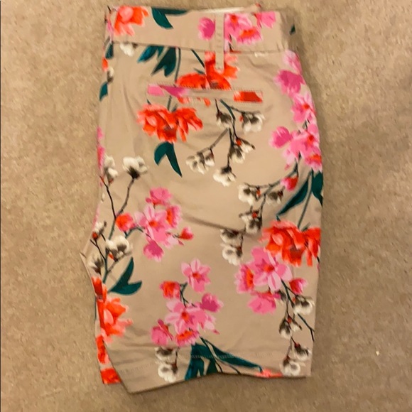 Lands End Women’s Floral Shorts - Picture 3 of 9